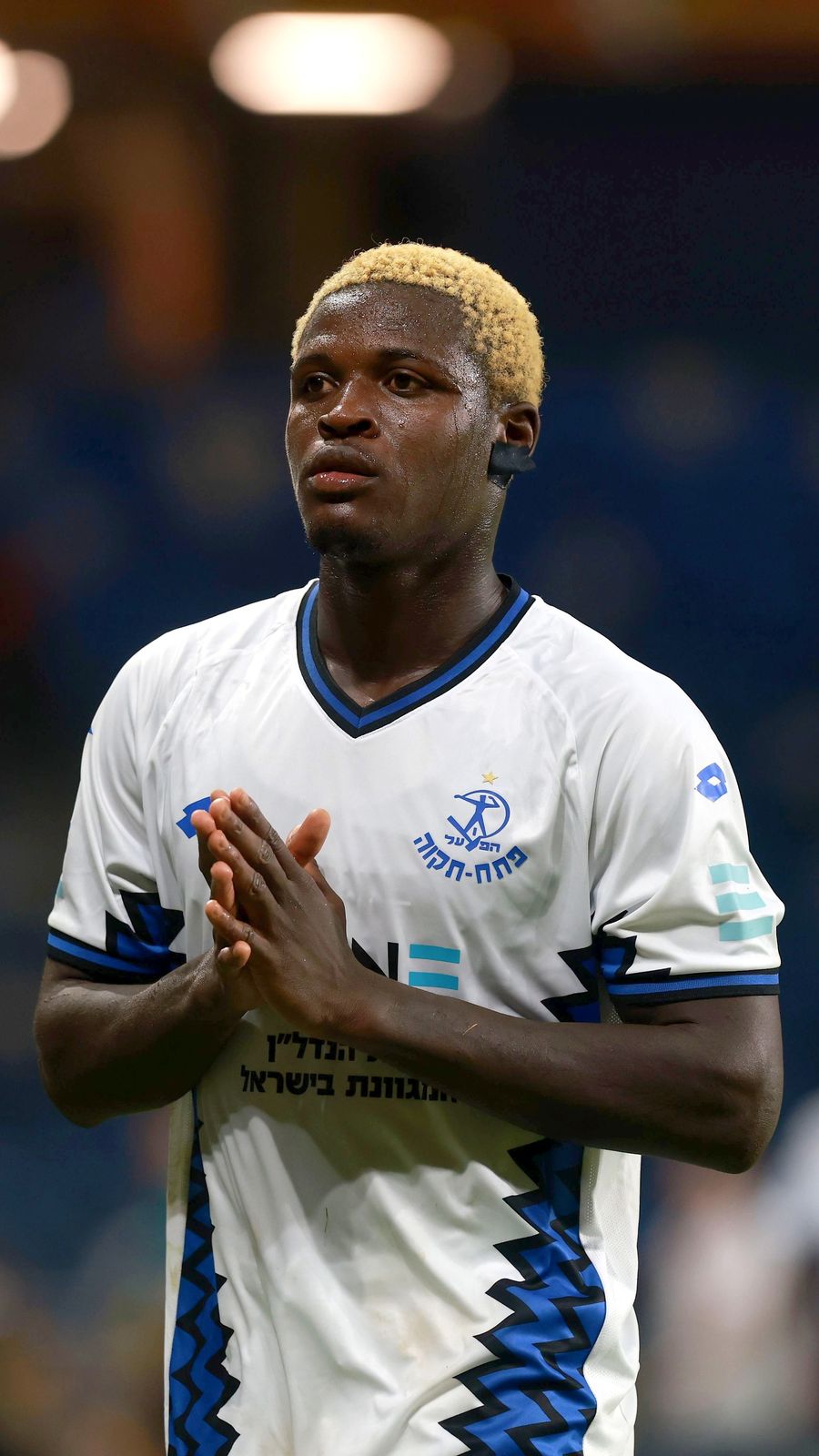 Yves Erick Bile (Hapoel Petah Tikva) are clapping his hands together
