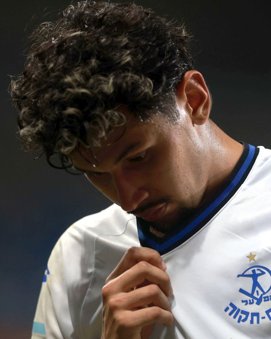 Diego Arroyo (Hapoel Petah Tikva) is looking down, possibly reacting to a play