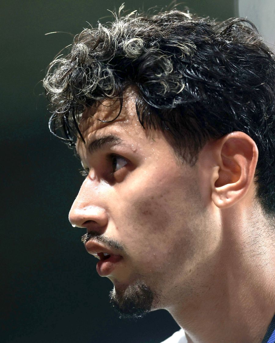 Diego Arroyo (Hapoel Petah Tikva) is looking intently at the play