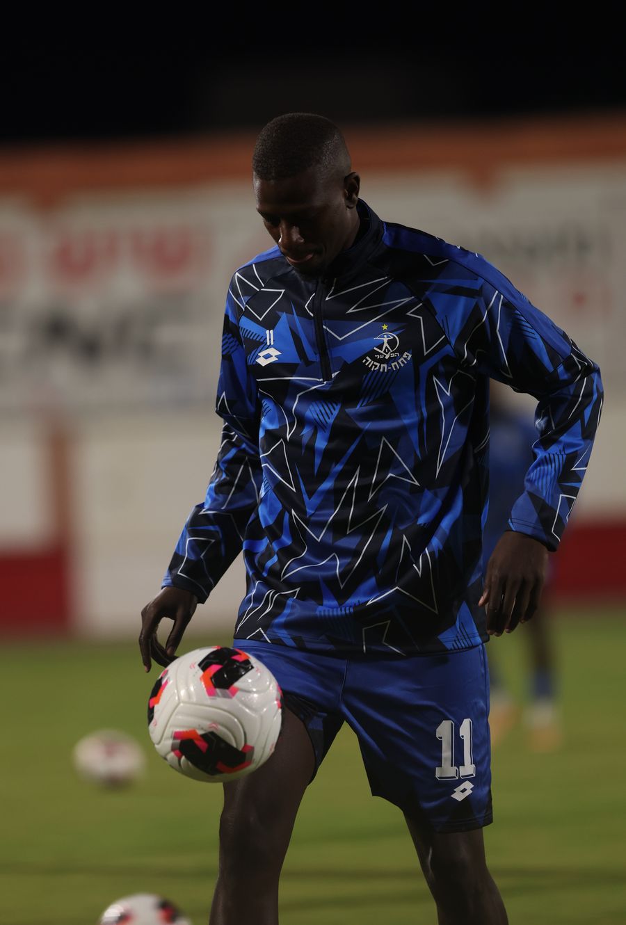 Hamidou Keyta (#11, Hapoel Petah Tikva) controls the ball with his right foot