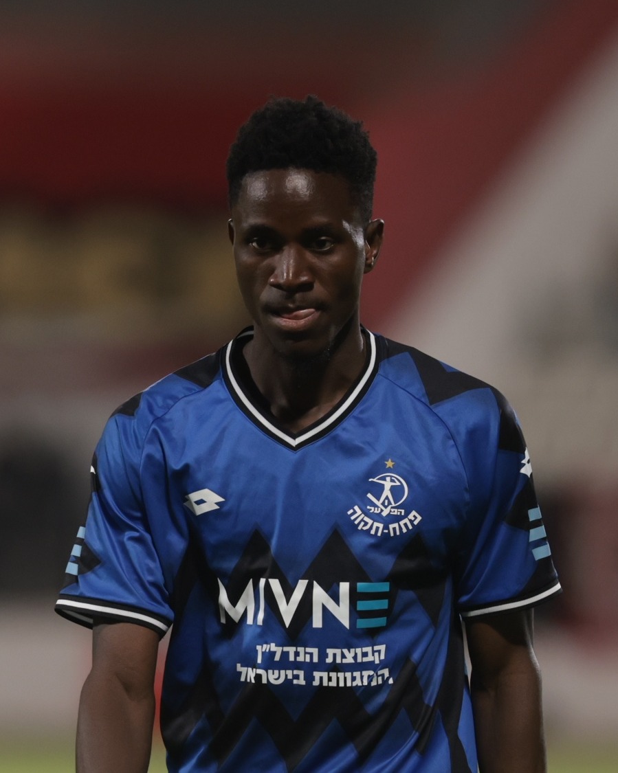 Karim Kimvuidi (Hapoel Petah Tikva) is standing and looking ahead