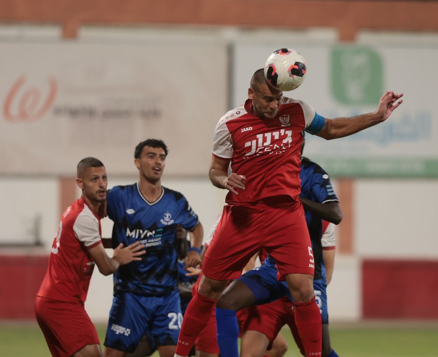 Iyad Abu Abaid (Bnei Sakhnin) heads the ball while jumping