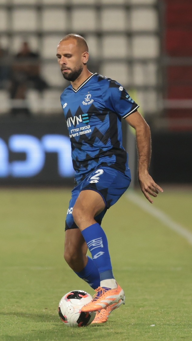 Yazen Nassar (Hapoel Petah Tikva) controls the ball with his right foot