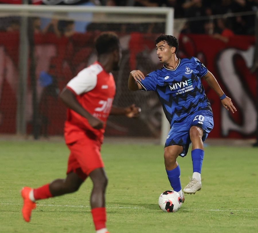 Or Israelov (Hapoel Petah Tikva) is preparing to strike the ball