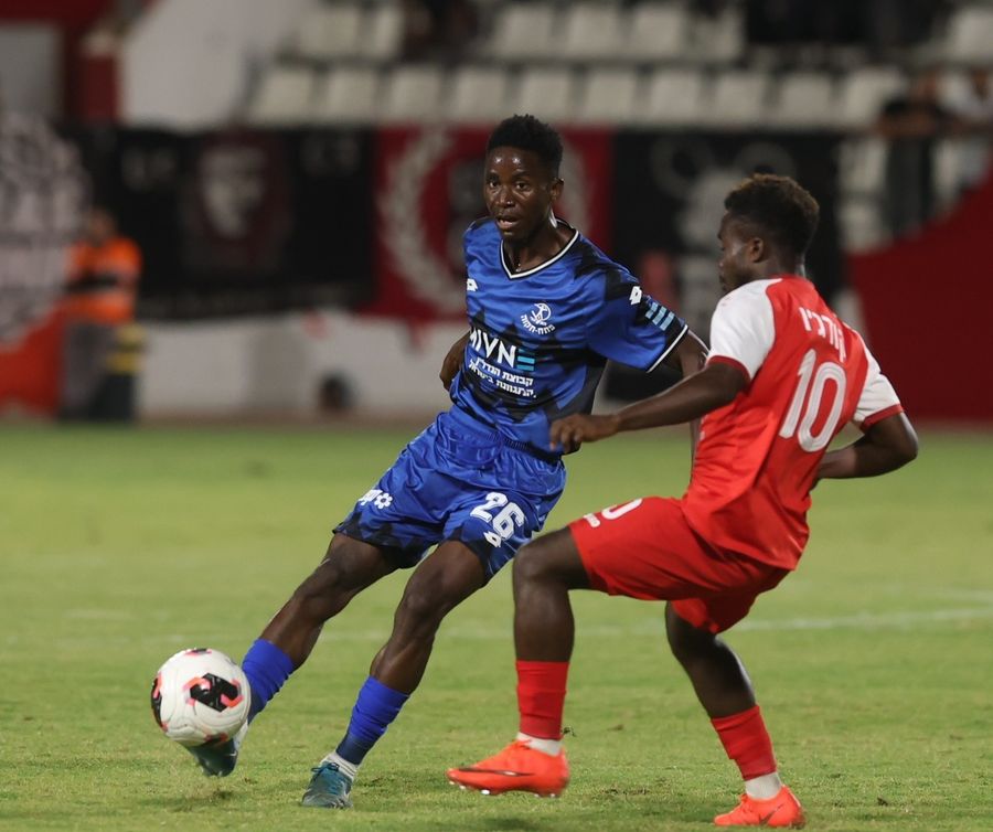 Karim Kimvuidi (#26, Hapoel Petah Tikva) controls the ball with his right foot