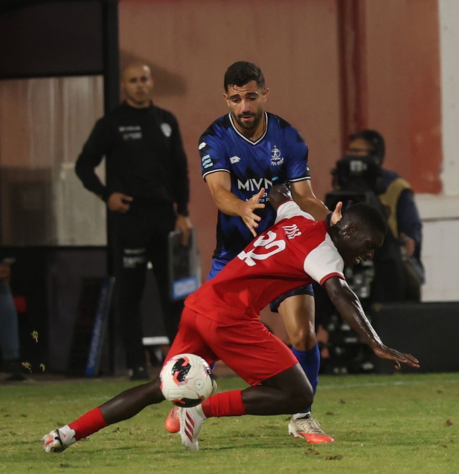 Saná Gomes (Bnei Sakhnin) strikes the ball with his right foot