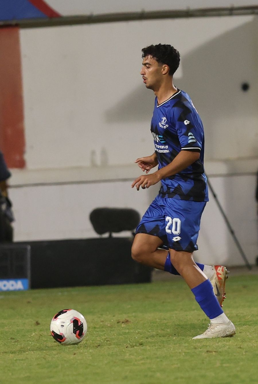 Or Israelov (#20, Hapoel Petah Tikva) runs towards the ball
