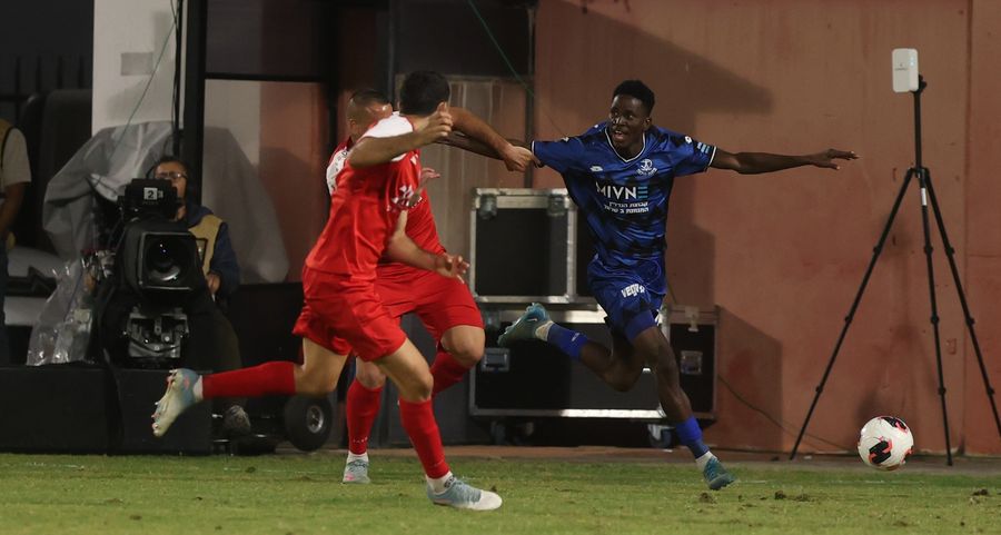Karim Kimvuidi (Hapoel Petah Tikva) runs and attempting to block an opponent