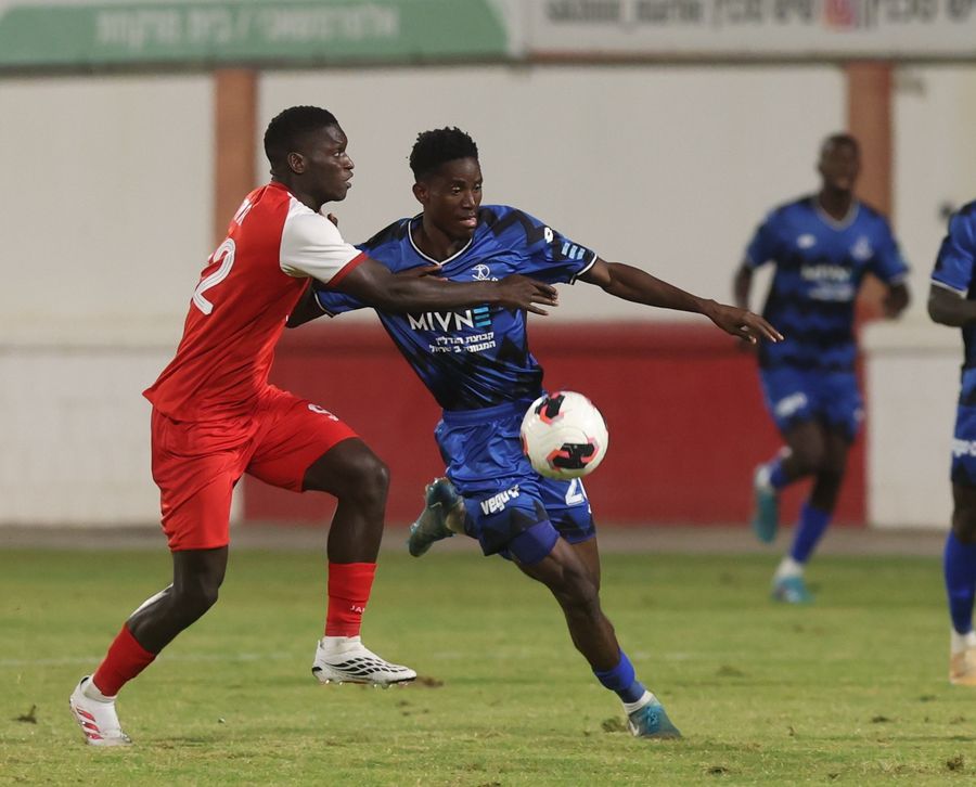 Karim Kimvuidi (Hapoel Petah Tikva) dribbles the ball