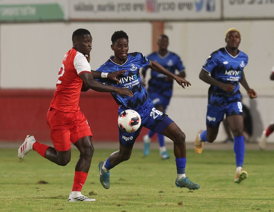 Karim Kimvuidi (Hapoel Petah Tikva) dribbles the ball past an opponent