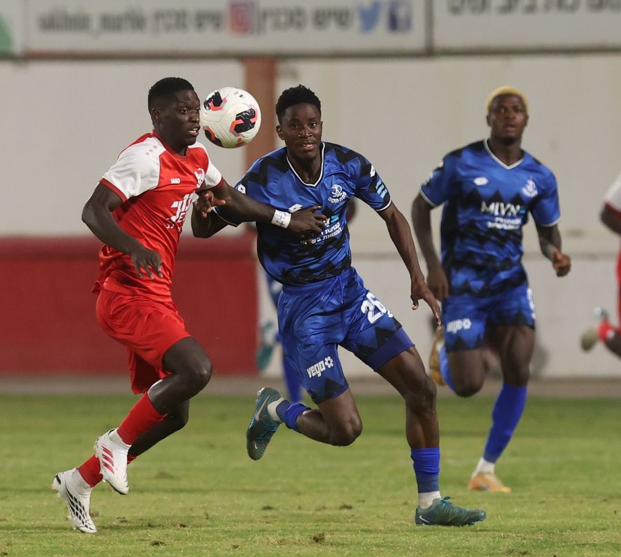 Saná Gomes (Bnei Sakhnin) controls the ball as Karim Kimvuidi (Hapoel Petah Tikva) challenges for the ball