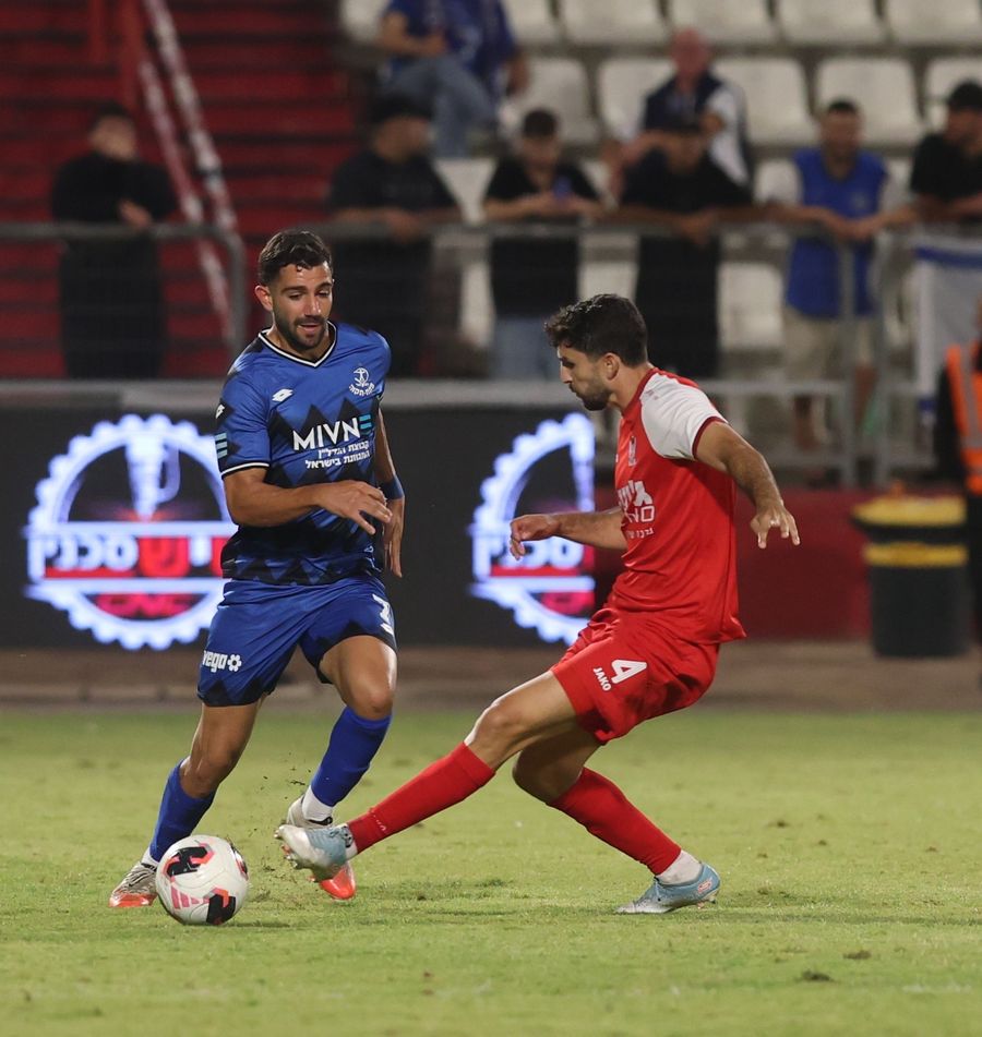 Roy Levy (Hapoel Petah Tikva) controls the ball