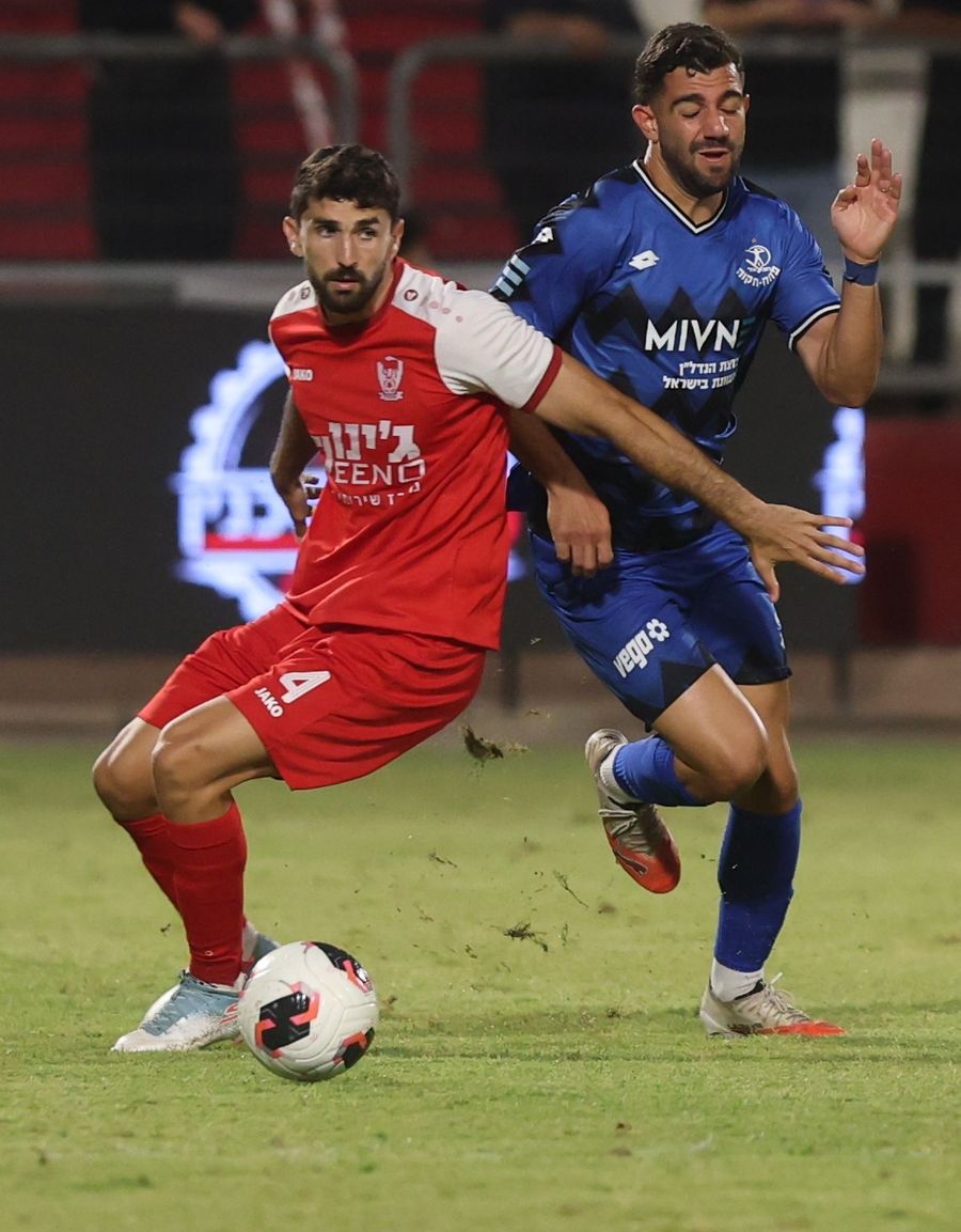 Roy Levy (Hapoel Petah Tikva) dribbles the ball past an opponent