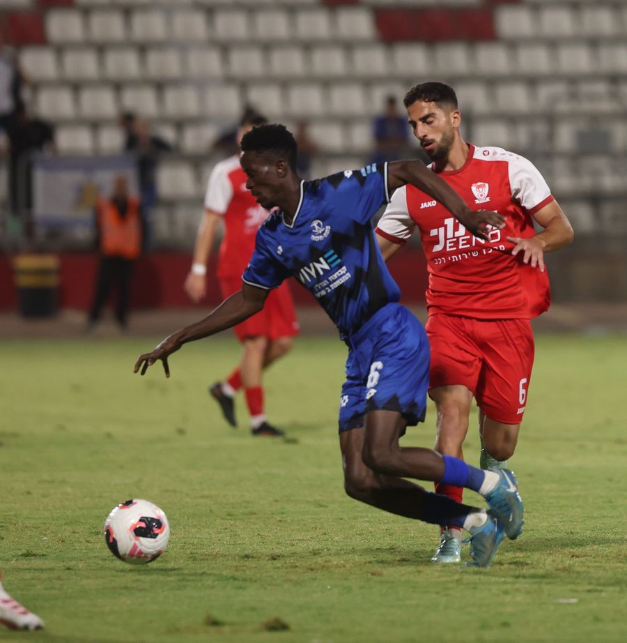 Ahmed Taha (Bnei Sakhnin) strikes the ball with his right foot