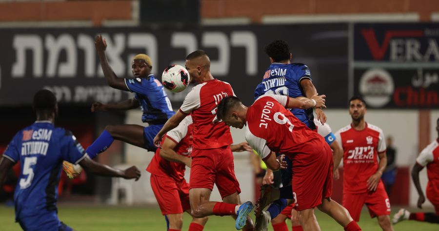 Yves Erick Bile (Hapoel Petah Tikva) competes for an aerial ball
