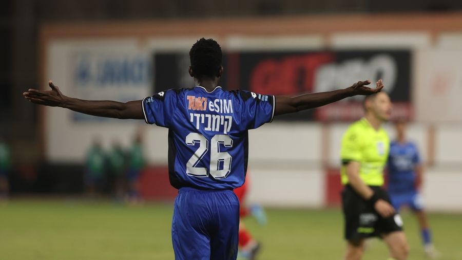 Karim Kimvuidi (#26, Hapoel Petah Tikva) celebrates with arms outstretched