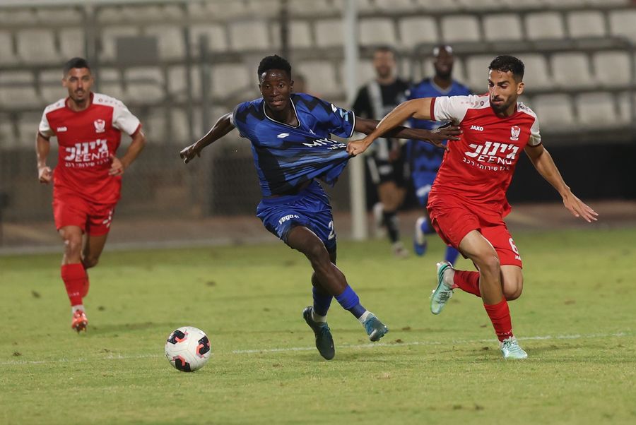 Karim Kimvuidi (Hapoel Petah Tikva) runs with the ball