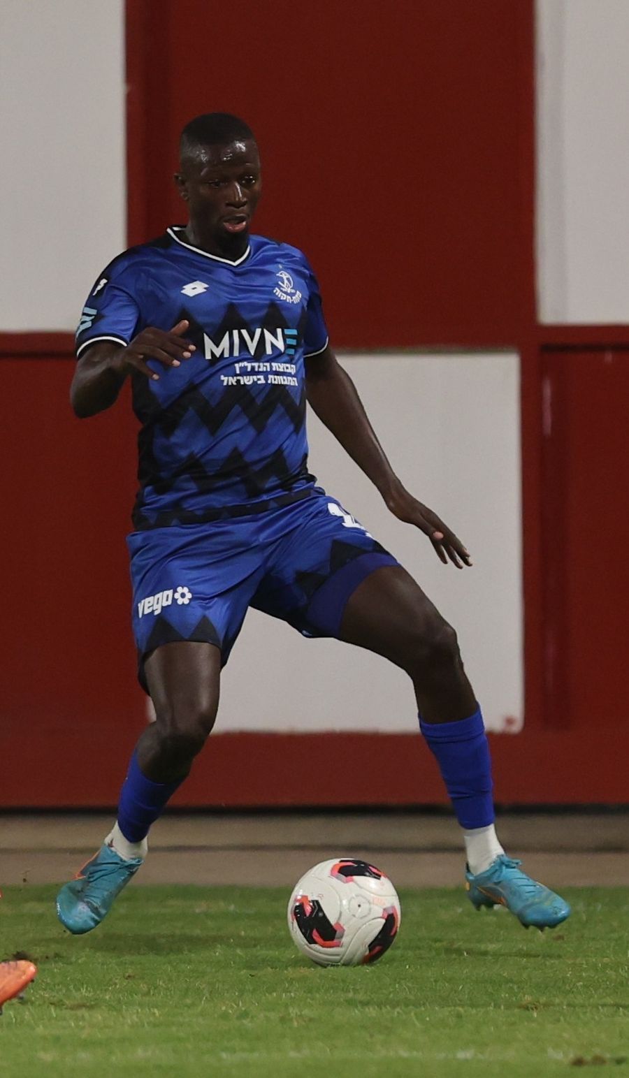 Hamidou Keyta (Hapoel Petah Tikva) strikes the ball with his right foot