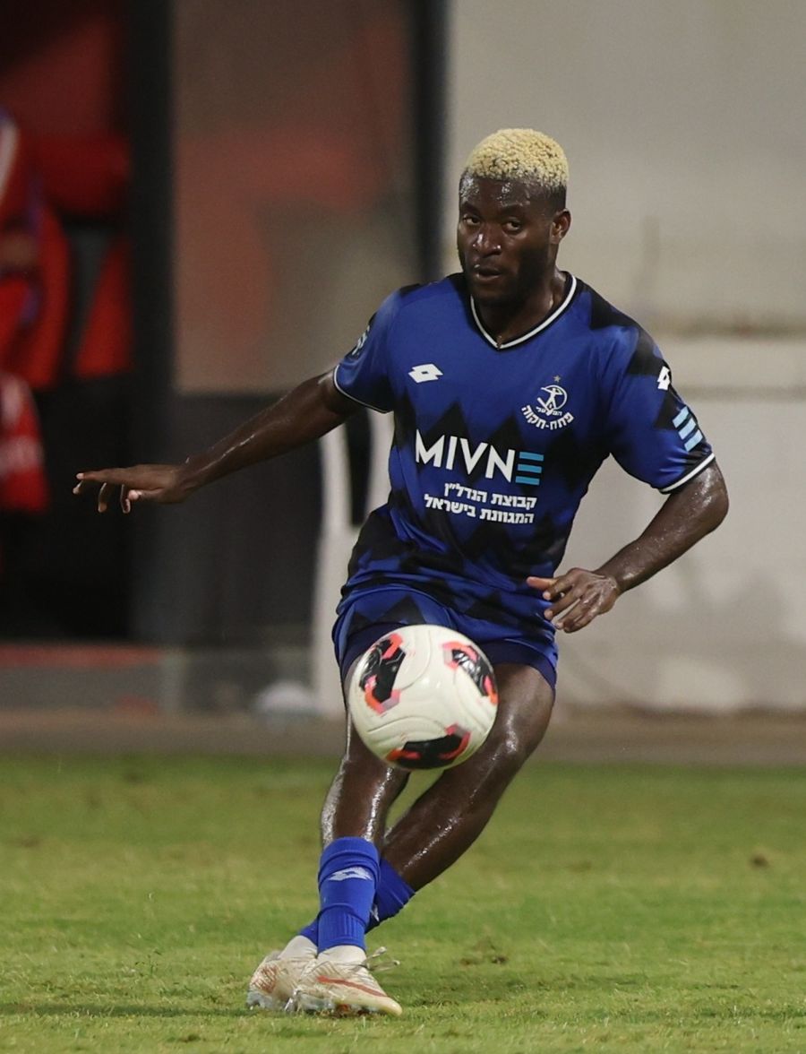 Boni Amian (Hapoel Petah Tikva) strikes the ball with his right foot