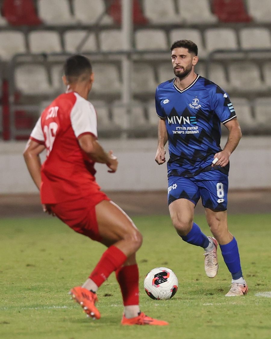 Tomer Altman (Hapoel Petah Tikva) runs towards the ball