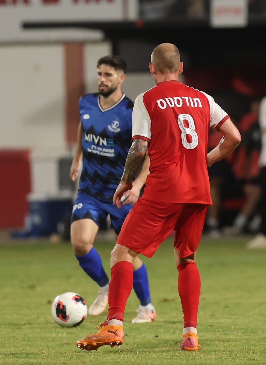 Tomer Altman (Hapoel Petah Tikva) runs towards the ball