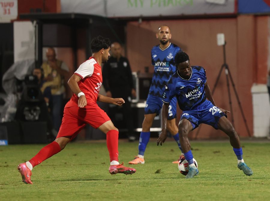 Karim Kimvuidi (Hapoel Petah Tikva) controls the ball