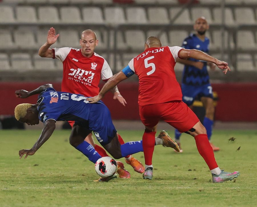 Modestas Vorobjovas (Bnei Sakhnin) dives to block a shot