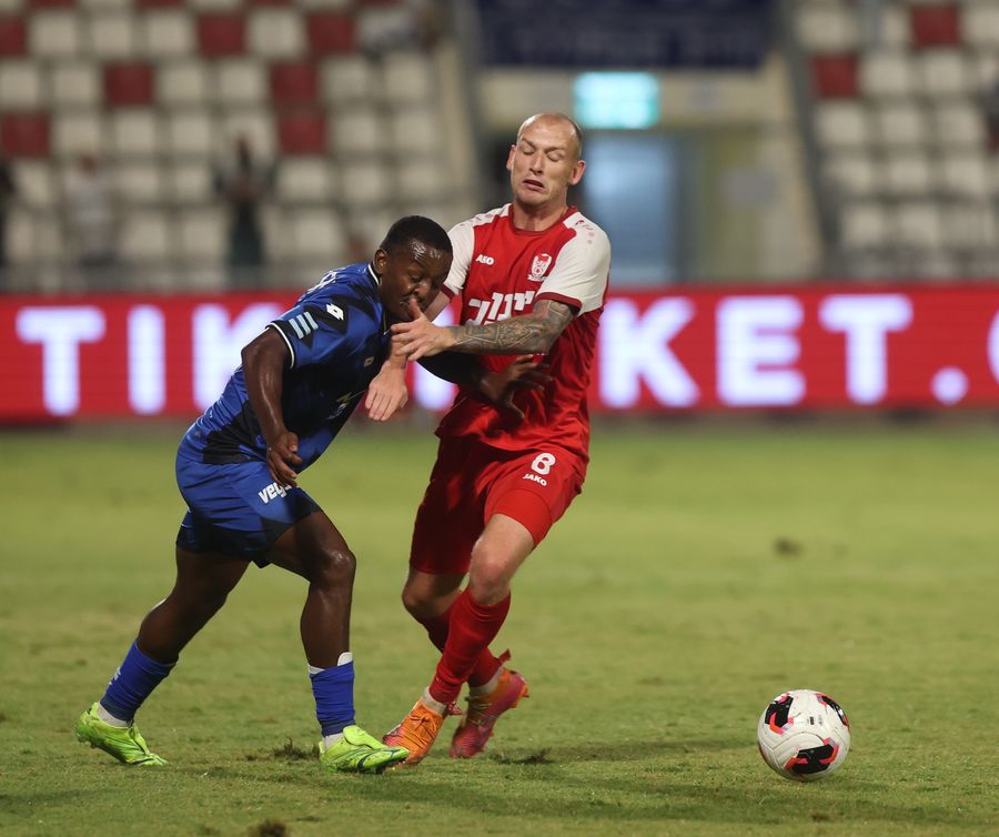 Clé (Hapoel Petah Tikva) is opposing teams challenging for the ball