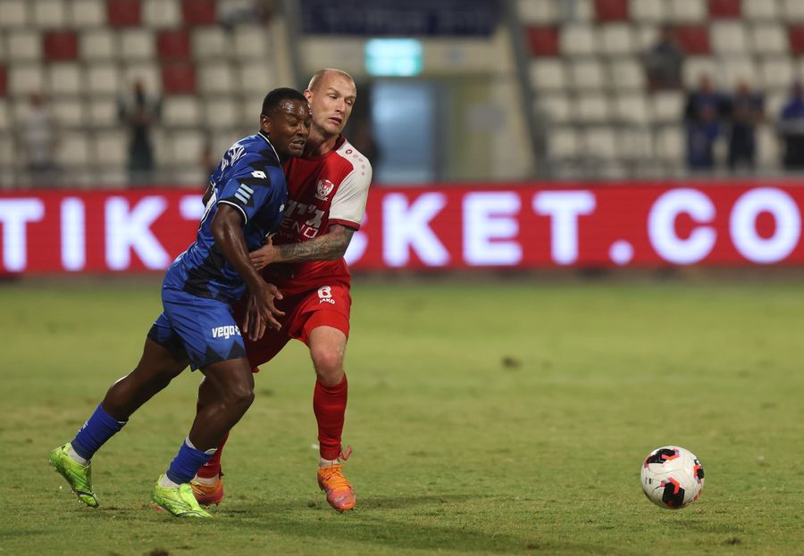 Modestas Vorobjovas (Bnei Sakhnin) defends against Clé (Hapoel Petah Tikva)