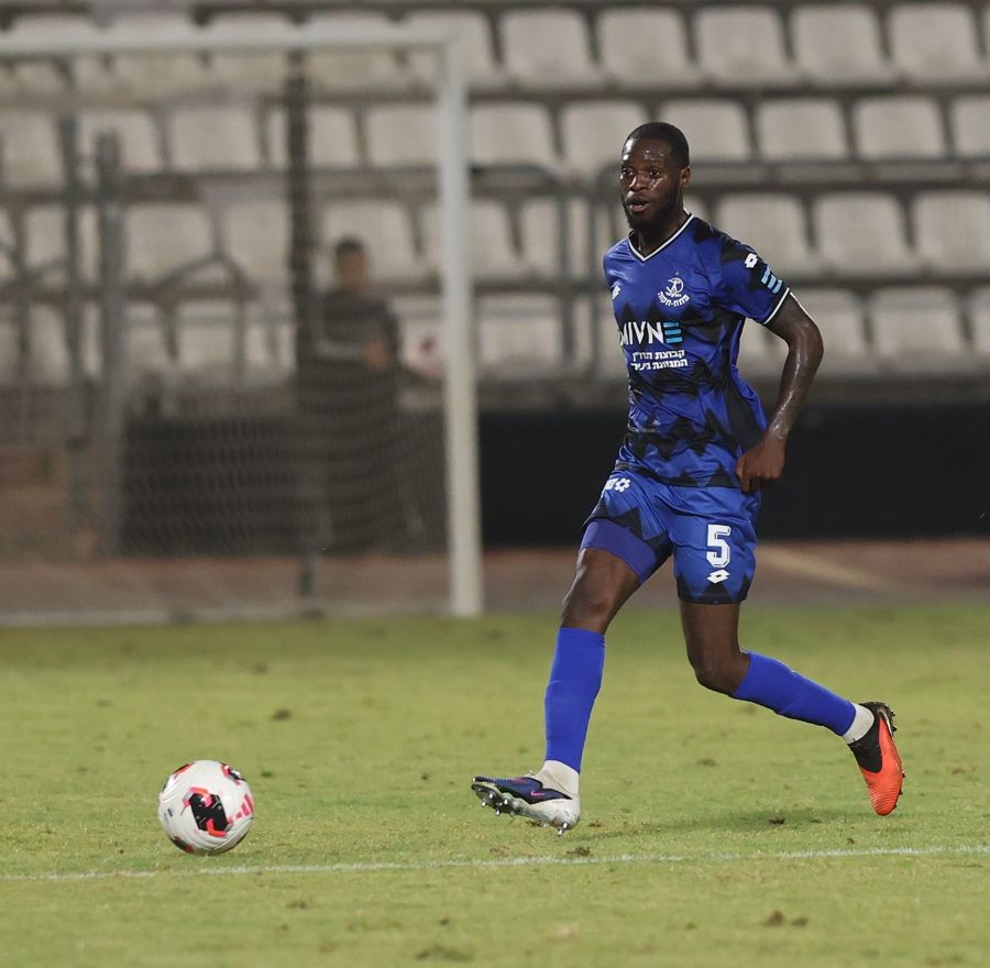 Alex Moussounda (Hapoel Petah Tikva) runs towards the ball
