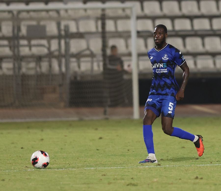 Alex Moussounda (Hapoel Petah Tikva) runs towards the ball