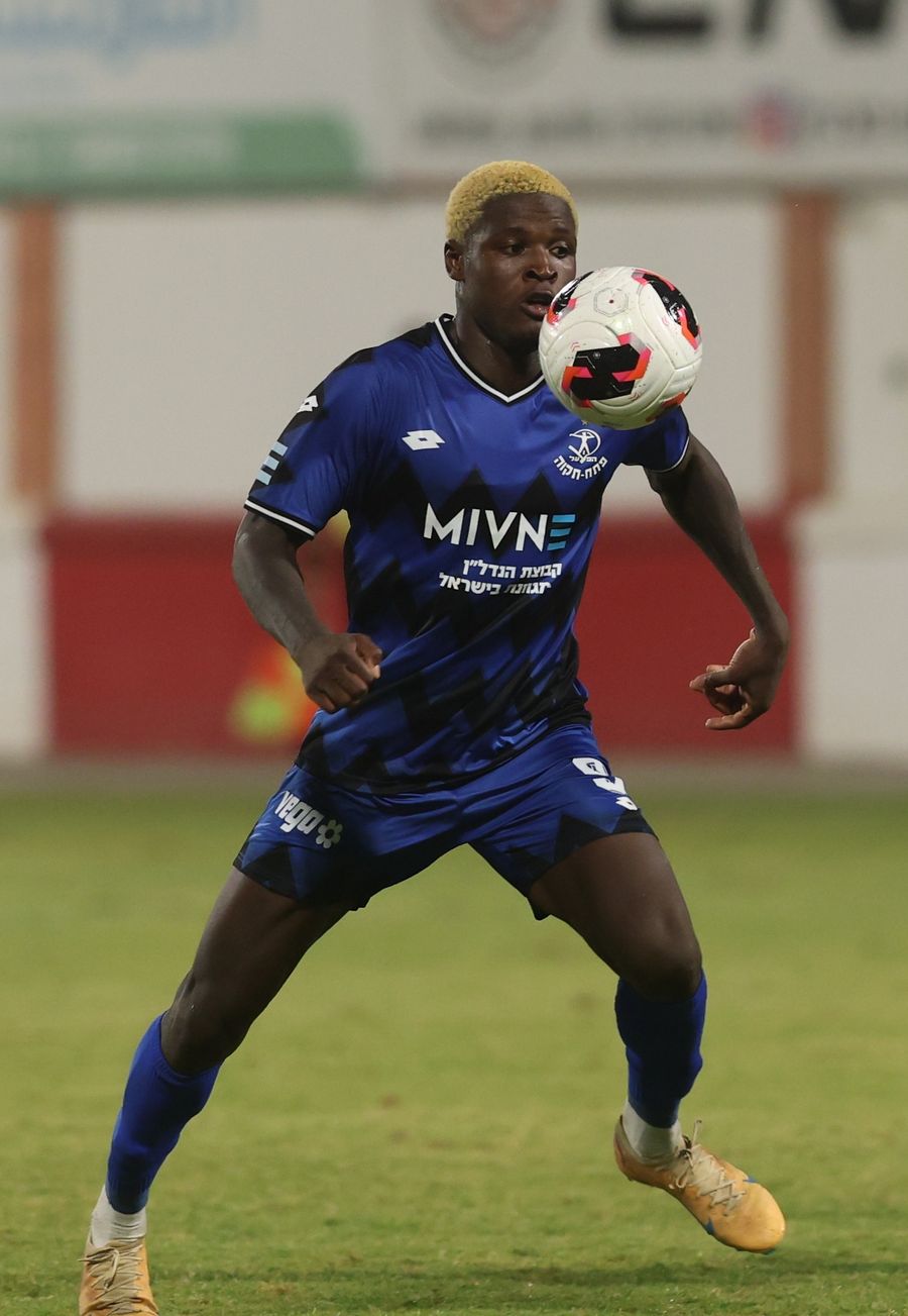 Yves Erick Bile (Hapoel Petah Tikva) controls the ball with his right foot