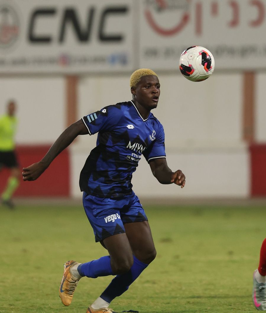 Yves Erick Bile (Hapoel Petah Tikva) runs towards the ball
