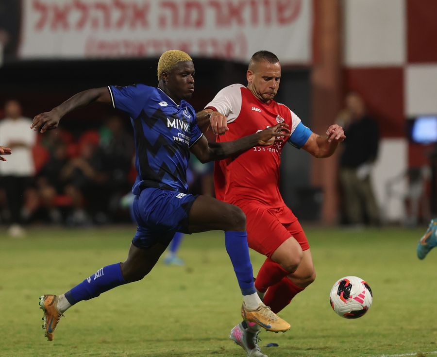 Iyad Abu Abaid (Bnei Sakhnin) challenges for the ball