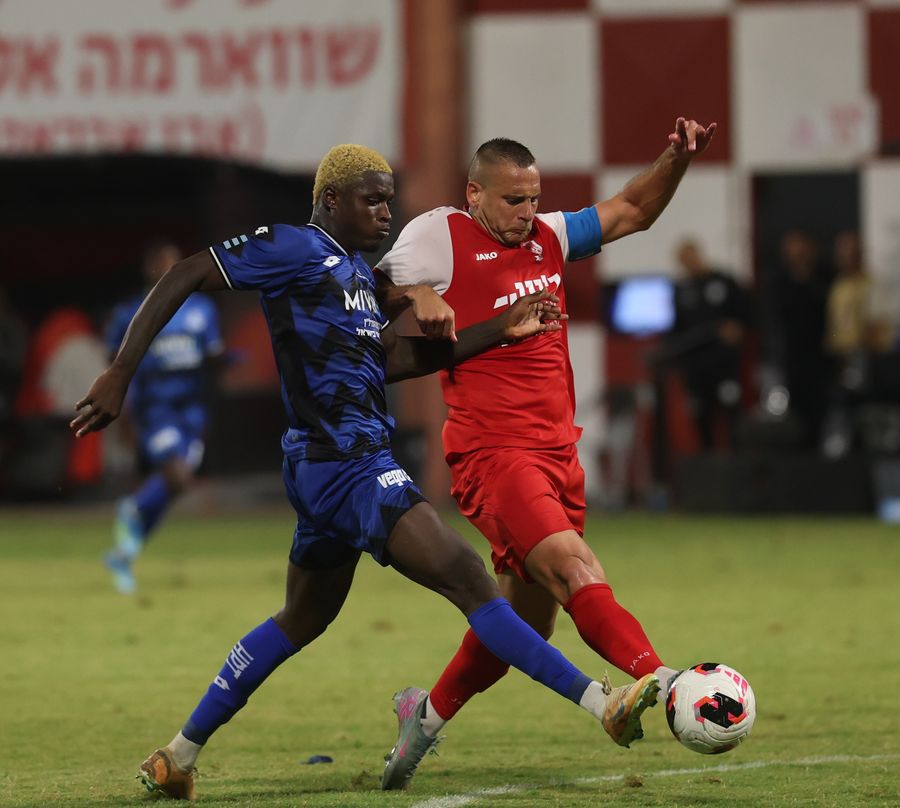 Iyad Abu Abaid (Bnei Sakhnin) challenges for the ball