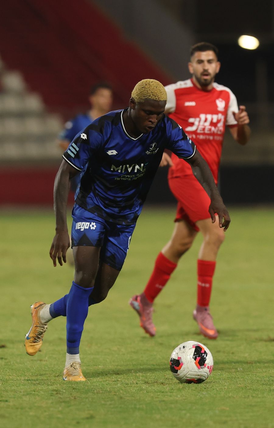 Yves Erick Bile (Hapoel Petah Tikva) dribbles the ball with his right foot