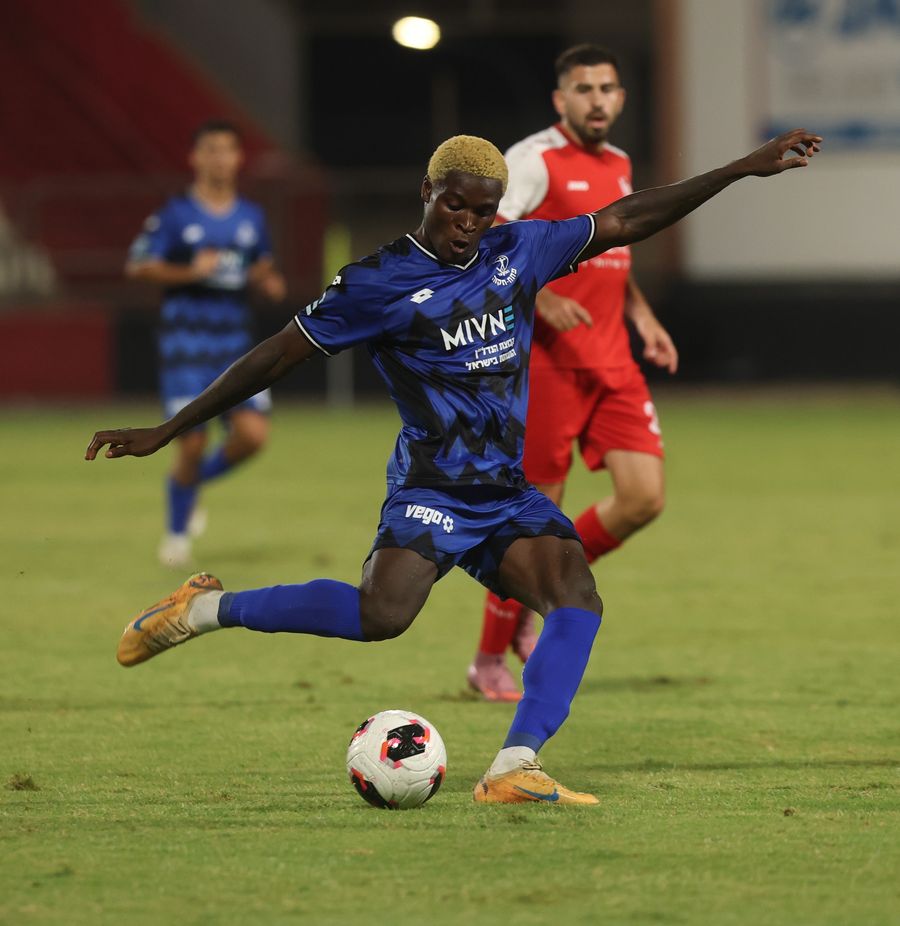Yves Erick Bile (Hapoel Petah Tikva) strikes the ball from outside the box