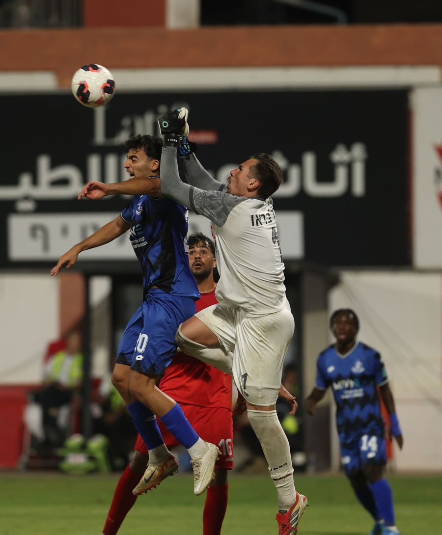 Or Israelov (Hapoel Petah Tikva) jumps to head the ball
