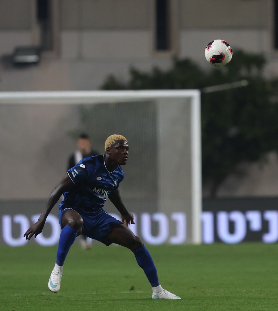 Yves Erick Bile (Hapoel Petah Tikva) is preparing to kick the ball