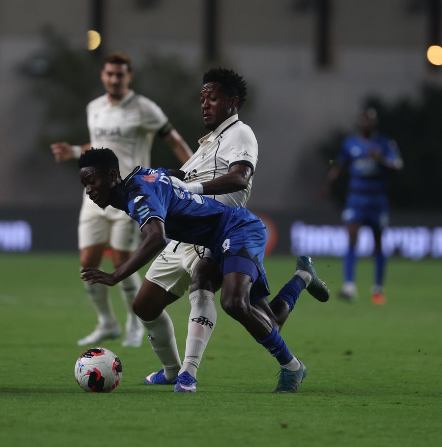 Karim Kimvuidi (Hapoel Petah Tikva) is attempting to control the ball