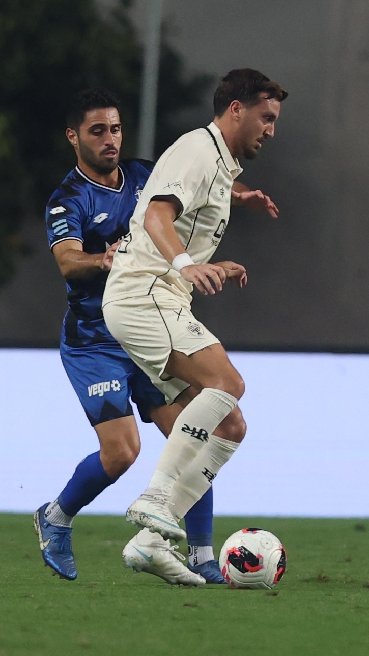 Stav Israeli (Hapoel Petah Tikva) dribbles the ball past an opponent