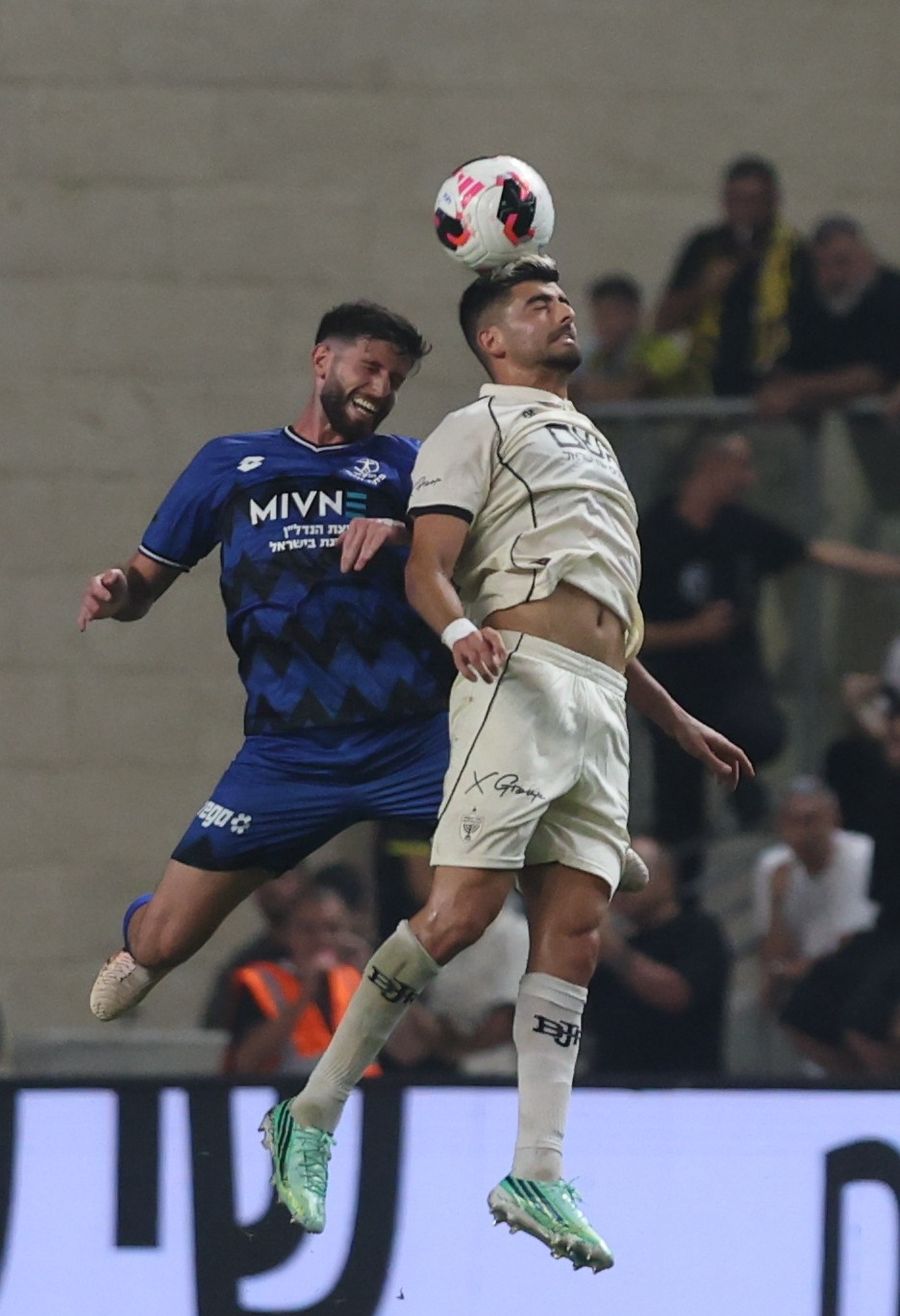Tomer Altman (Hapoel Petah Tikva) competes for an aerial ball