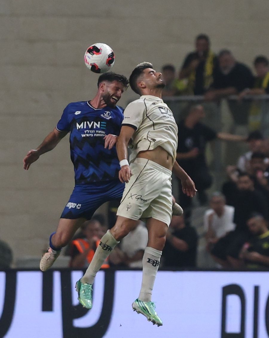 Tomer Yosefi (Beitar Jerusalem) jumps to head the ball