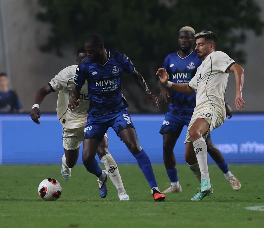 Alex Moussounda (Hapoel Petah Tikva) challenges for the ball