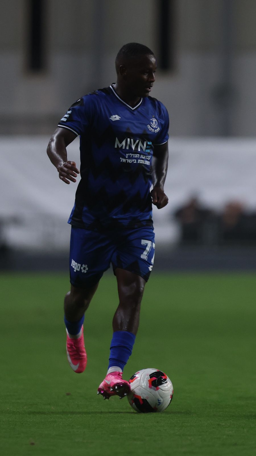 Clé (Hapoel Petah Tikva) dribbles the ball with his right foot