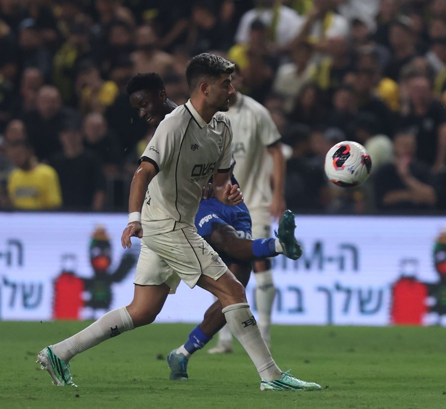 Karim Kimvuidi (Hapoel Petah Tikva) strikes the ball with his right foot
