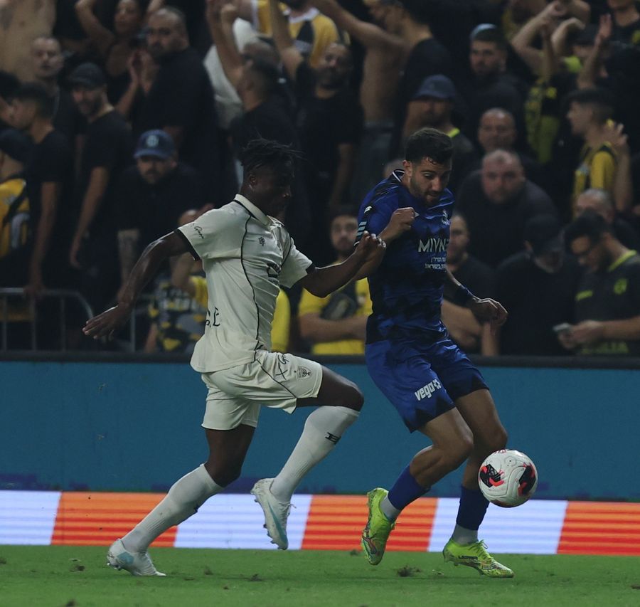 Nana Antwi (Beitar Jerusalem) controls the ball