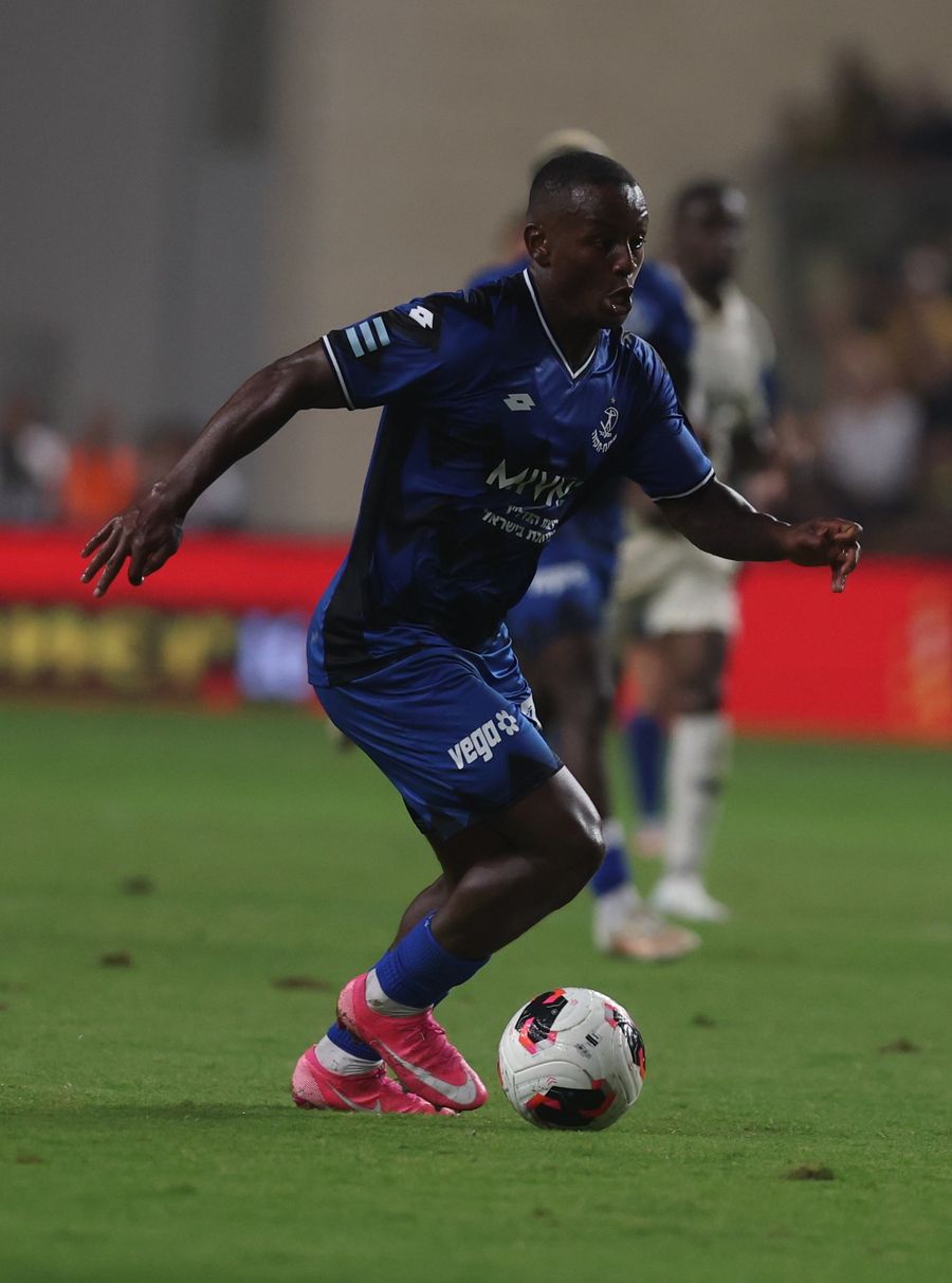 Clé (Hapoel Petah Tikva) dribbles the ball with his right foot