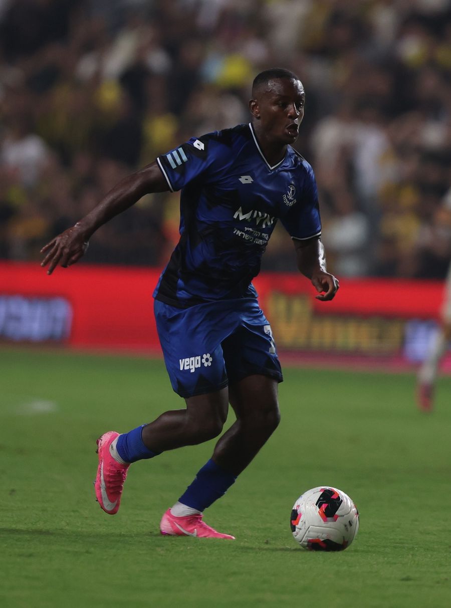 Clé (Hapoel Petah Tikva) runs with the ball