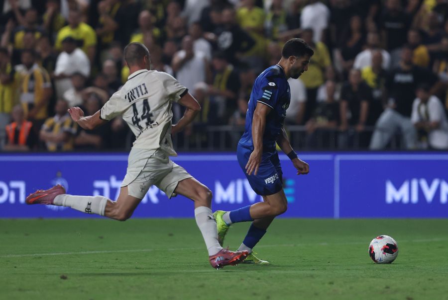 Roy Levy (Hapoel Petah Tikva) chases the ball